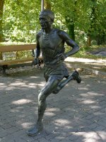 Diego Garcia korrikalariaren omenezko eskultura, Azpeitia