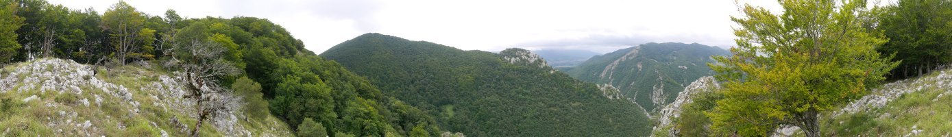 Mundumalkorra, argazkiaren erdian, Ergako Latasa aldeko igoeratik