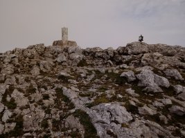 Aratz (1445m) tontorra, postontzia eta erpin geodesikoa