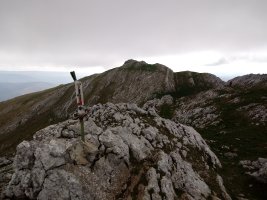 Elurtzuloak (1430) tontorra eta Aratz (1445m) sakonean