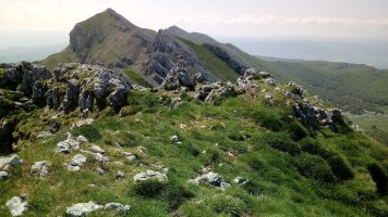 Arbelaitz (1506) tontorra, atzean Iraule eta Aitxuri