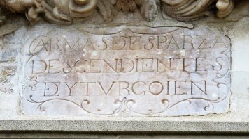 Nieto jauregiko armarria, Larraga