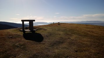 Ipargorta (1233m) gaina, postontziak eta norabide mahaia