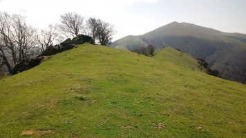 Zokoa (1181m) gaina, urrunean Saioa (1418m)
