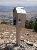 Larraitzako txartelontzia