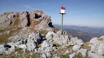 Aiztontor Altuna (1454m) postontzia eta atzean Aizkorri