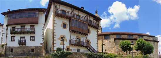 Soran Jauregia. Ezkerraldean,Kapitango Jauregia eta Eskuinaldean San Millan Eliza