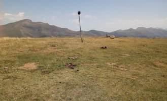 Abodi (1533m) tontorra, Orhi (2017m) atzean