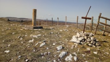 Goñiko Gainak (1265m) tontorra eta postontziak