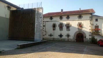 Arrarats, pilotalekua eta etxea