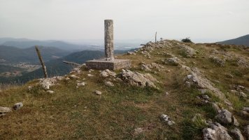 Arralde (945m) tontorra eta erpin geodesikoa