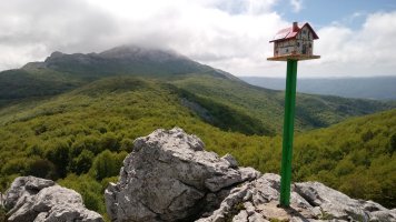 Linategieta (1206m) postontzia eta atzean Aratz mendia