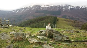 Arranoaitz (875m) tontorra, atzean Aizkorriko mendilerroa