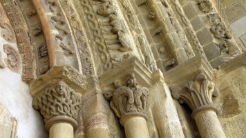 Leire monastegia, Esa