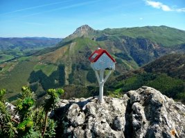 Buzoia. Atzean, Ausa Gaztelu eta Larrunarri