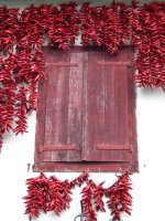 Ezpeletako piperrak Haraneako baserri baten atarikoan