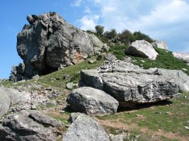 Hegoaldeko bizkarreko bideak tontorretik erauzitako haitzen artean egiten du gora