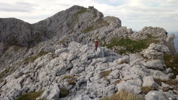 Tontorraundi (1484m) tontorra eta atzean Aizkorri