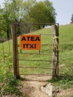Atea itxi!