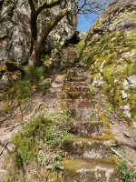 Ameraungo kanalak mendia zeharkatzen du, oinezko bideak gandorrera jotzen du.