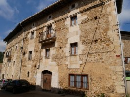 Elizaren aldameneko etxeak (3 eta 5.a), Antoñana