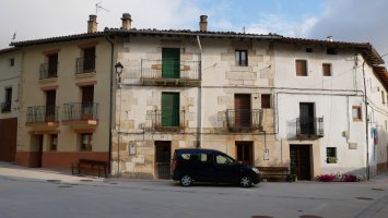 Kale nagusiko etxeak, Maeztu