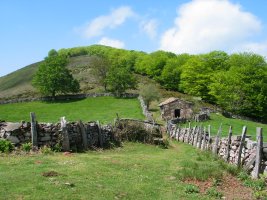 Harresiak eta borda Basagar aldeko igoeran
