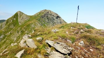 Ezkieta (1906m) tontorra eta atzean Lakartxelako bi tontorrak
