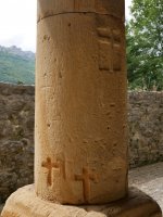 Gurutzeak atariko aterpearen zutabeetan