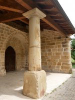 Gurutzeak atariko aterpearen zutabeetan