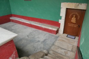 Aterpea elizaren goiko aldean