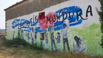 Horma-irudia herriaren sarreran, Iruxo