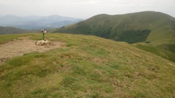 Okolin (1355m) tontorra eta atzean Saioa (1418m)