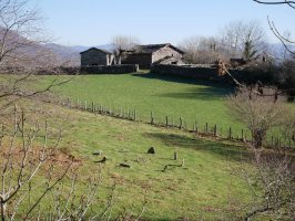 Harrespil antzeko bat larrearen erdian, Iratzabal aldean