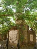 Faxisten omenezko oroitarria, Jaizko San Migel elizaren atarian