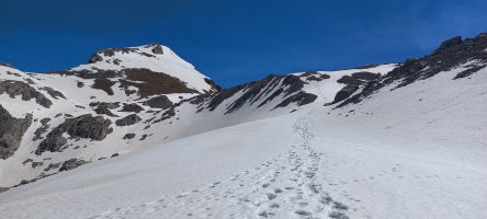 Atxerito (2374m) lepora bidean Gamueta azpitik