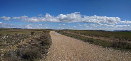 Pista luzeak soro eta mahastien artean