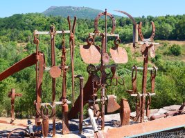 Baserriko tresna zaharrekin egindako collagea