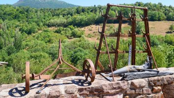 Burdinazko area, apaingarri