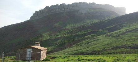 Atxerko Gaztelua (2384m) mendia izen bereko aterpetik