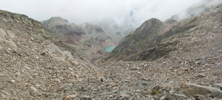 Balaitus (3144m) aintzira izoztutik gora igotzen.