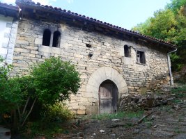 Etxea honen ataritik pasatzen da GR 321 bidea, Urzainkitik abiatzean