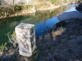 R1 mugarria Bidasoa ibaiaren bazterrean