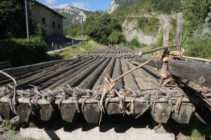 Almadia, monumentu moduan, Burgin