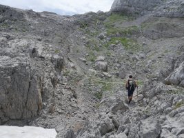 Lapiazean barrena Auñamendira gerturatzen