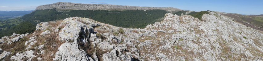 Eskalaborro gailurra Beriain atzean duela