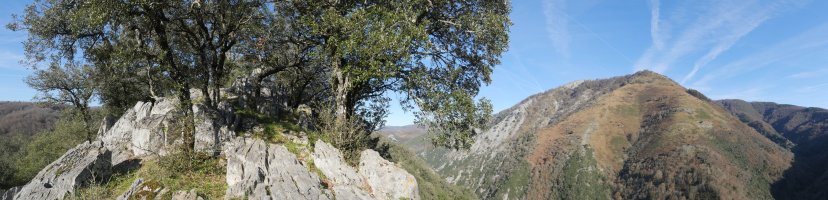 Artitzako Malkorra tontorra ezker aldean eta Urkieta-Pagota eskubi aldean