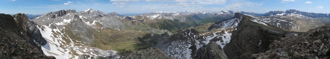Ekialdeko panoramika Petraficha tontorretik