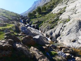 Mazanduko erreka. GR 11.1 bidea gertutik igotzen da