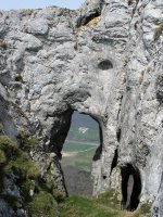 Bi tontorren artean gandorra zeharkatzen duen zuloa, Legunbe